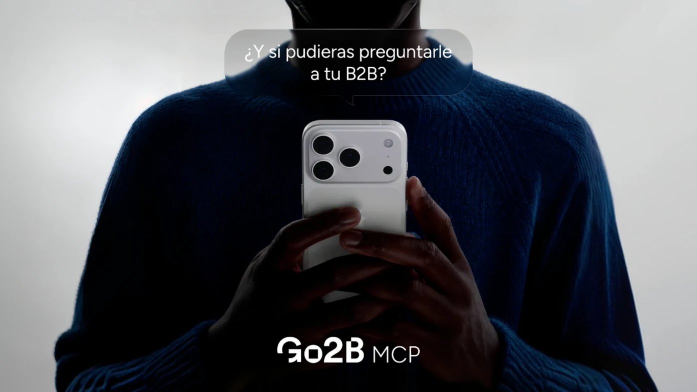 Una persona consulta su B2B desde el móvil con Go2B MCP.