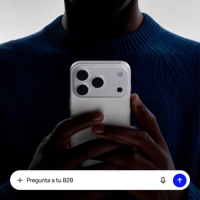 Un comercial consulta Go2B desde su móvil: «Pregunta a tu B2B».