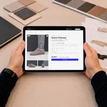 Comercial mostrando catálogo en tablet a cliente mayorista