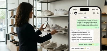 Pantalla de móvil en la mano, en contexto de trabajo, mostrando una consulta tipo chat a Go2B: pregunta por disponibilidad de tallas y respuesta con stock y fecha de servicio. 
